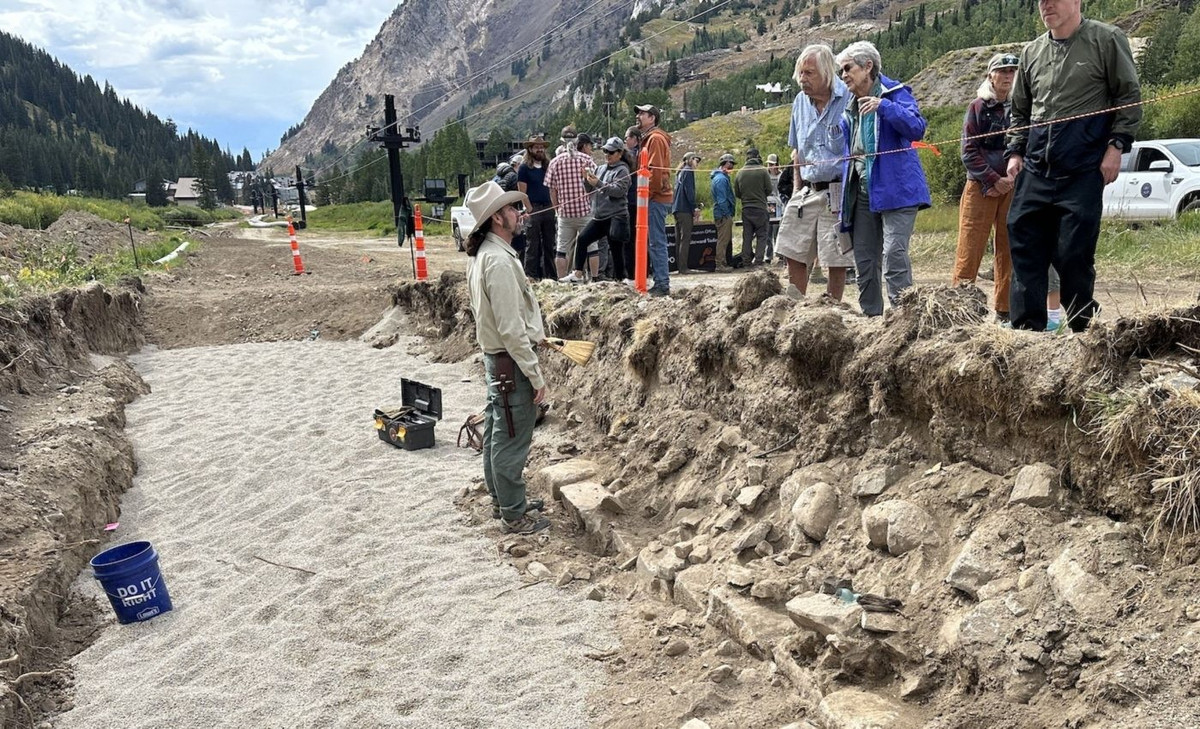 Theo các nhà khảo cổ, nhiều hiện vật được tìm thấy trong tình trạng khá nguyên vẹn. Do số lượng hiện vật lớn trải dài trên khu vực rộng lớn nên các nhà khảo cổ đã kêu gọi các tình nguyện viên đến giúp đỡ. Ảnh: Earth.com.