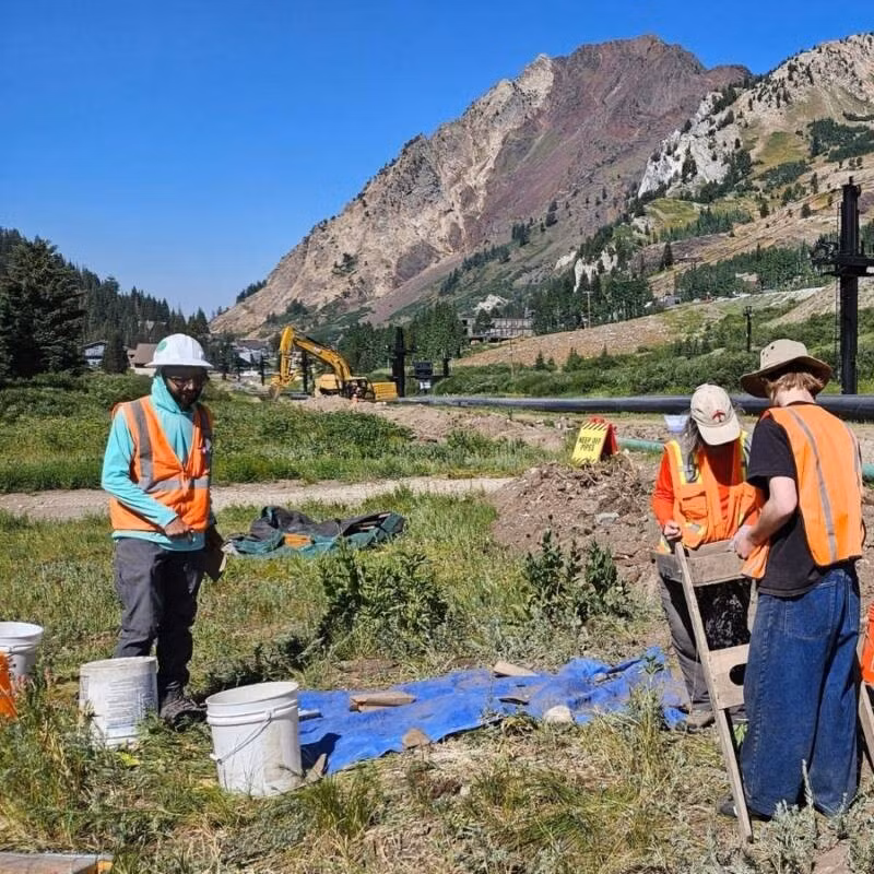 Vào mùa hè năm 2025, các nhà khảo cổ phát hiện hàng ngàn hiện vật có từ thế kỷ 19 ở thị trấn Alta, Utah, Mỹ. Được thành lập vào khoảng năm 1865, thị trấn này từng phát triển bởi hoạt động khai thác vàng, bạc ở hẻm núi Little Cottonwood. Ảnh: Utah Department of Cultural &amp; Community Engagement.
