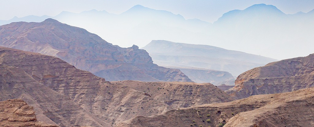 Tác giả chính của nghiên cứu Simone Pilia, nhà địa vật lý và phó giáo sư tại Đại học Dầu khí và Khoáng sản King Fahd ở Ả Rập Xê Út cho biết cột magma nằm bên dưới Cao nguyên Salma của Oman (còn được viết là Salmah và Selma), cao tới 2.000m. Ảnh: Beata Whitehead/Moment/Getty Images.