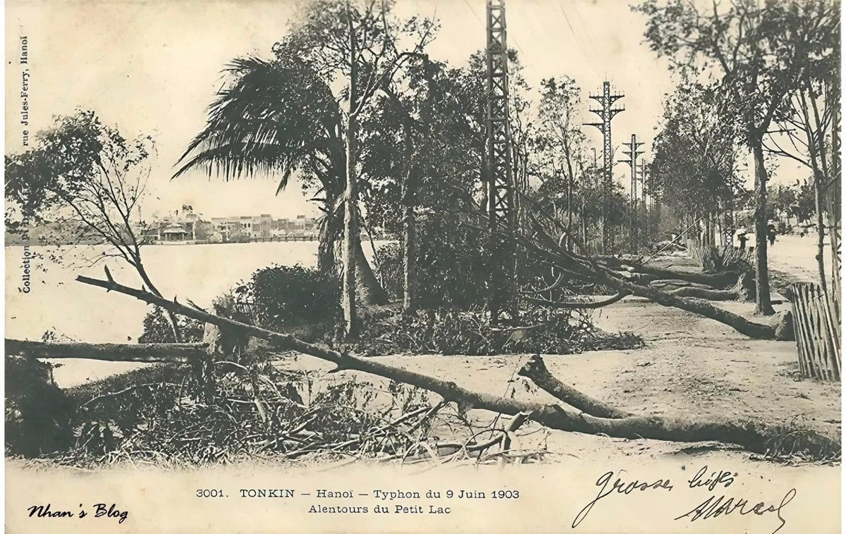 Quanh Hồ Gươm sau cơn bão tháng 6/1903. Ảnh sưu tầm.