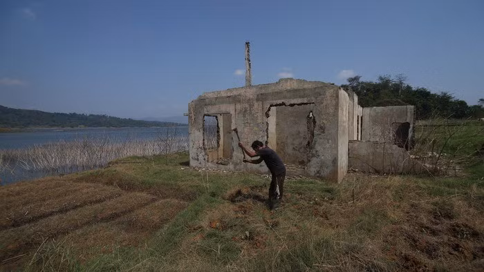 Theo thời gian, hiện vật trở thành một phần trong bộ sưu tập của người đàn ông trên, bên cạnh những phát hiện thú vị khác, gồm rìu đá truyền thống và chuỗi hạt cổ thuộc dân tộc Dayak, người bản địa ở Kalimantan (Borneo). Ảnh: GETTY.