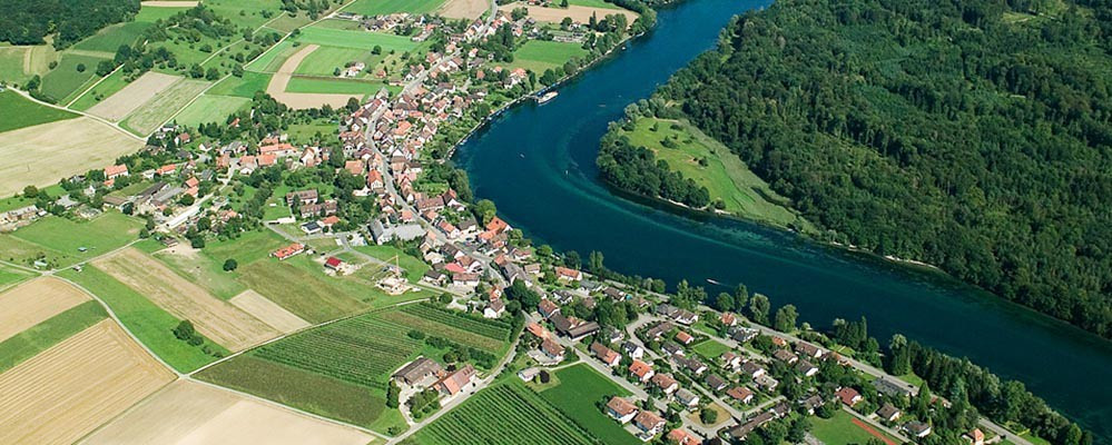 Bưu điện cũng chỉ nhận franc Thụy Sĩ để thanh toán tem Đức. Trẻ em đi học tại trường tiểu học Đức ở Büsingen am Hochrhein nhưng nhiều học sinh trung học lại theo học ở ngôi trường bên kia biên giới. Ảnh: outono.net.