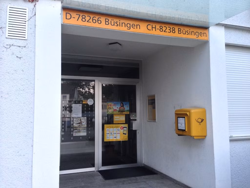 Hầu hết cư dân ở Büsingen am Hochrhein làm việc tại các thị trấn lân cận của Thụy Sĩ và được trả lương bằng franc Thụy Sĩ. Điều này giải thích vì sao họ ưu tiên dùng đồng tiền franc Thụy Sĩ. Ngay cả điện mà người dân ở Büsingen am Hochrhein sử dụng cũng được cung cấp bởi Thụy Sĩ. Điều duy nhất nhắc nhở họ là công dân Đức chính là việc đóng thuế thu nhập. Ảnh: Christophe Ravier.