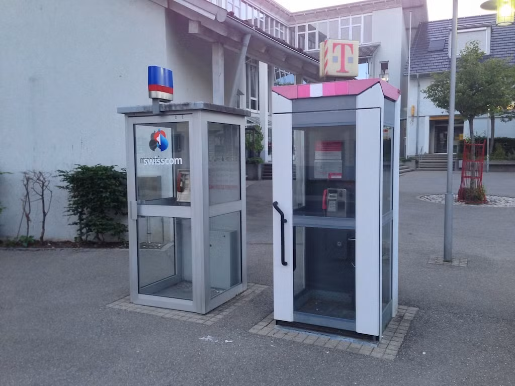 Người dân ở Büsingen am Hochrhein có thể lựa chọn giữa 2 mã bưu chính, 2 nhà mạng điện thoại và cả các công ty bảo hiểm. Nhà ở của người dân và khách sạn có cả ổ cắm điện Đức và Thụy Sĩ. Thành phố có hai lực lượng cảnh sát. Một kẻ gây rối bị bắt ở đây có thể bị xét xử tại tòa Đức hoặc Thụy Sĩ, tùy thuộc vào lực lượng cảnh sát tham gia vào vụ bắt giữ. Ảnh: Christophe Ravier.