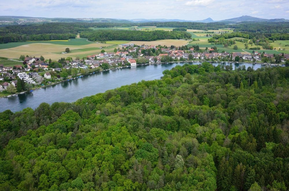 Büsingen am Hochrhein là một trong những thành phố có vị trí địa lý độc đáo nhất thế giới. Mặc dù thuộc lãnh thổ Đức nhưng toàn bộ thành phố Büsingen am Hochrhein nằm trong lòng Thụy Sĩ. Ảnh: donald.kaden/Flickr.