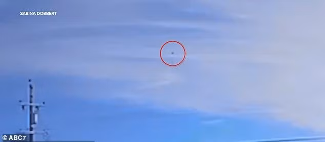 Nhiều người dân cố gắng tìm hiểu lý do tại sao khiến nhiều con chim chết bất thường rồi rơi gần nơi họ sinh sống. Ảnh: ABC7.