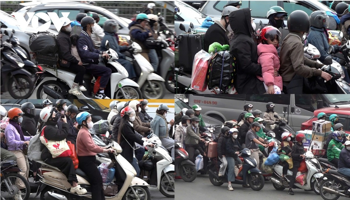 Phía sau những chuyến xe là lỉnh kỉnh đồ đạc, túi quà quê... tạo nên hình ảnh quen thuộc trên đường phố những ngày đầu năm.