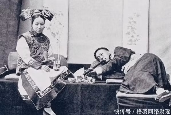 Hình ảnh một phụ nữ Mãn Châu xinh đẹp, quý phái bên cạnh chồng mình tại Bắc Kinh năm 1906 gợi lên nhiều suy nghĩ về địa vị của phụ nữ thời bấy giờ. Phụ nữ Mãn Châu cuối thời Thanh có địa vị xã hội khá cao, không bị ràng buộc bởi những tục lệ hà khắc như bó chân để làm hài lòng chồng. Họ cũng không phải tuân theo những quan niệm truyền thống như tam tòng tứ đức.