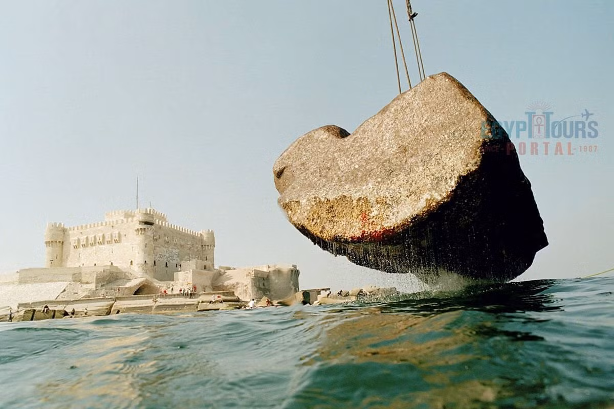 Theo tuyên bố, những khối đá mới trục vớt bao gồm các phần của một cánh cửa lớn nặng "70 - 80 tấn". Các chuyên gia cũng tìm thấy một số phần của một "cột tháp" lớn theo phong cách Ai Cập, hay cổng nghi lễ, có thể là một tượng đài. Ảnh: thearchaeologist.