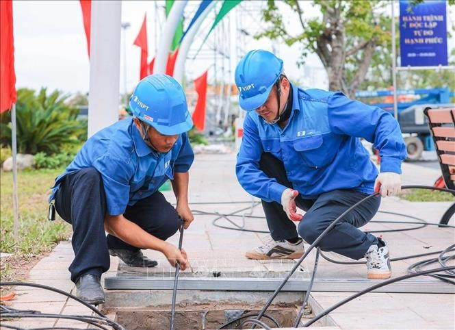 Nhân viên viễn thông VNPT tích cực hoàn thiện các hạng mục tại tTrung tâm Triển lãm Việt Nam (Đông Anh, Hà Nội). Ảnh: Hoàng Hiếu/TTXVN