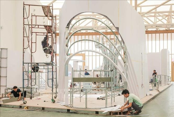 Gian trưng bày của Bộ Nội vụ được gấp rút thi công. Ảnh: Hoàng Hiếu/TTXVN