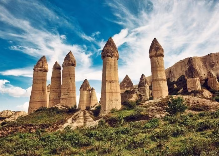 Hoạt động núi lửa bắt đầu cách đây khoảng 14 triệu năm đã đặt nền móng cho cảnh quan tuyệt đẹp mà chúng ta thấy ngày nay. Ảnh: cappadociatravelpass.