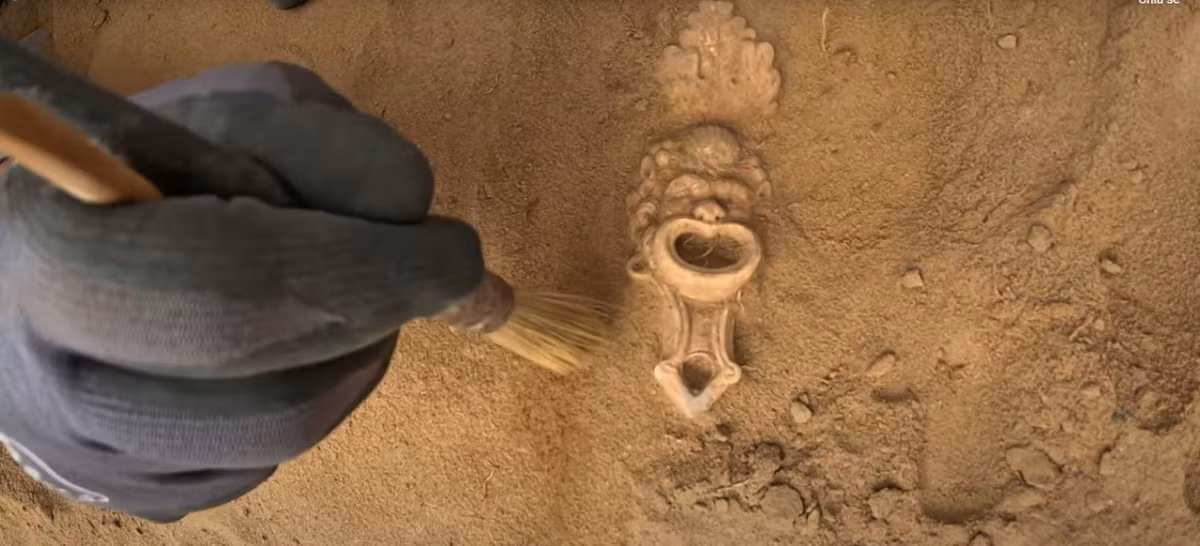 Cho đến nay, các nhà khảo cổ mới khai quật được một phần nhỏ nghĩa trang ở Ceuclum. Họ hy vọng sẽ tìm thấy nhiều hiện vật La Mã hơn giúp giải mã những bí ẩn về cuộc sống của người xưa. Ảnh: Olielampje (pers versie)/Youtube.