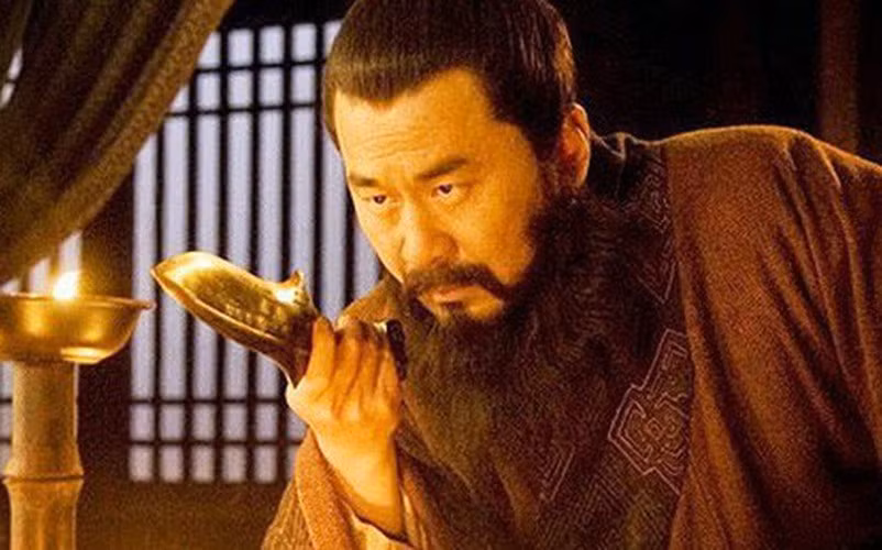 Tôn Quyền của nhà Đông Ngô cũng khuyên Tào Tháo nên xưng đế. Theo các ghi chép, sau khi giết được Quan Vũ, Tôn Quyền cho người đem thủ cấp của mãnh tướng nhà Thục Hán đến Lạc Dương cho Tào Tháo. Đồng thời, Tôn Quyền dâng thư biểu thể hiện mong muốn Tào Tháo lên ngôi hoàng đế. Đây là âm mưu thâm độc của Tôn Quyền.