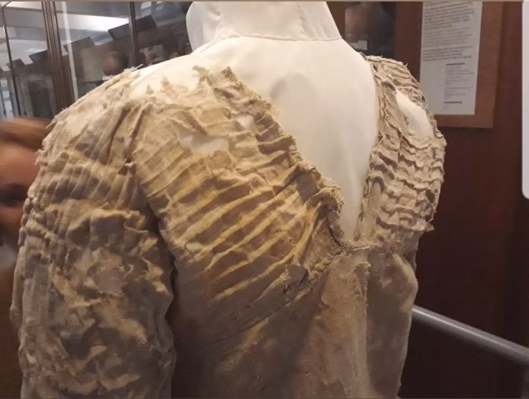 Trong một nghiên cứu năm 2016, các chuyên gia tại Đại học Groningen ở Hà Lan đã xác nhận chiếc váy Tarkhan được làm "vào thời kỳ đầu của Vương triều thứ nhất". Ảnh: Dr Anna Garnett/Facebook.