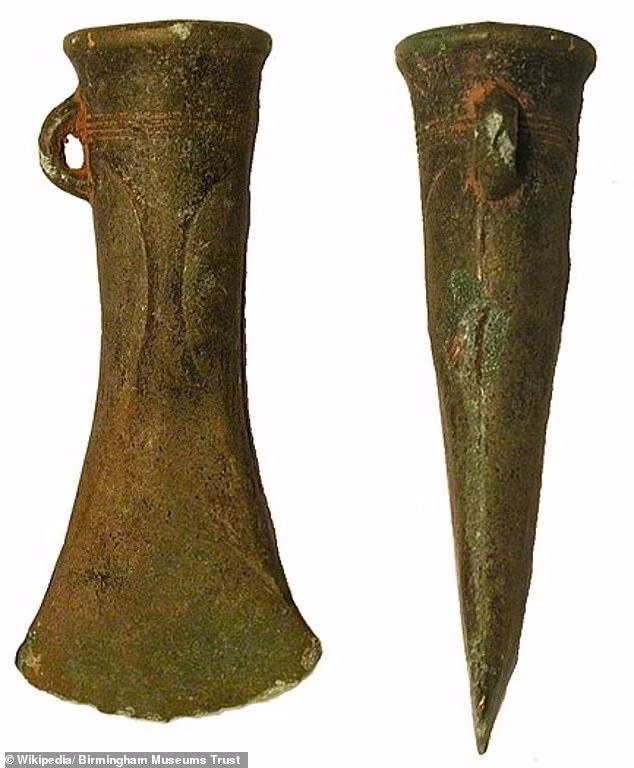 Một chiếc rìu hơn 3.000 tuổi được tìm thấy tại Indonesia đã thu hút sự chú ý của các chuyên gia. Hiện vật được cho là có từ thời đồ Đồng, được rèn từ một thiên thạch và có thể đóng vai trò biểu tượng địa vị hơn là một công cụ thực tế. Ảnh: Wikipedia/Birmingham Museums Trust.