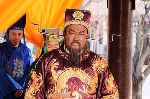 Nhờ tài năng xuất chúng, Bao Thanh Thiên từng đảm nhận các chức vụ: tòng nhị phẩm Xu Mật Viện phó sứ, Triều tán Đại phu, Cấp sự trung, Thượng Khinh xa Đô úy, tước Đông Hải quận Khai quốc Hầu, thực ấp 1800 hộ, thực hưởng 400 hộ, nhận tử sắc kim ngư đại ngự ban.