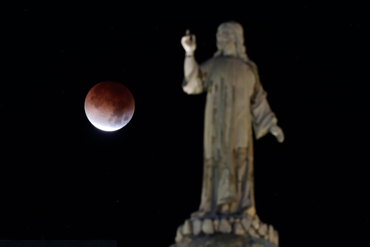 "Trăng máu" tuyệt đẹp khi quan sát ở San Salvador, El Salvador. Ảnh: Rodrigo Sura/EPA.