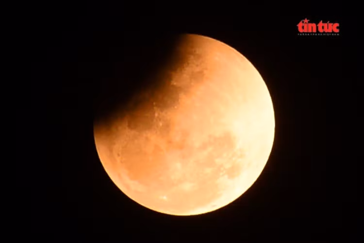 Hình ảnh Mặt trăng chuyển sang màu đỏ khi hiện tượng nguyệt thực xuất hiện trên bầu trời TP Hồ Chí Minh tối 3/3. Ảnh: Báo Tin tức.