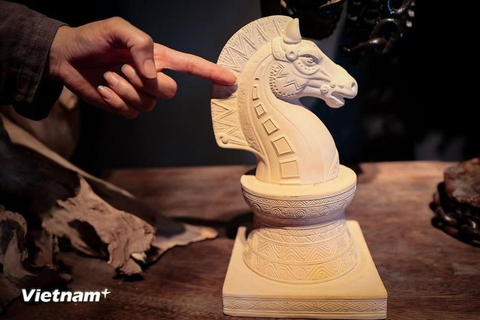 Mỗi chi tiết đều trải qua thẩm định mỹ thuật, chất liệu dân gian và kỹ thuật trước khi đúc phôi lần đầu. Sản phẩm mộc đều được kiểm tra, xử lý kỹ trước khi vào lò. (Ảnh: Hoài Nam/Vietnam+)