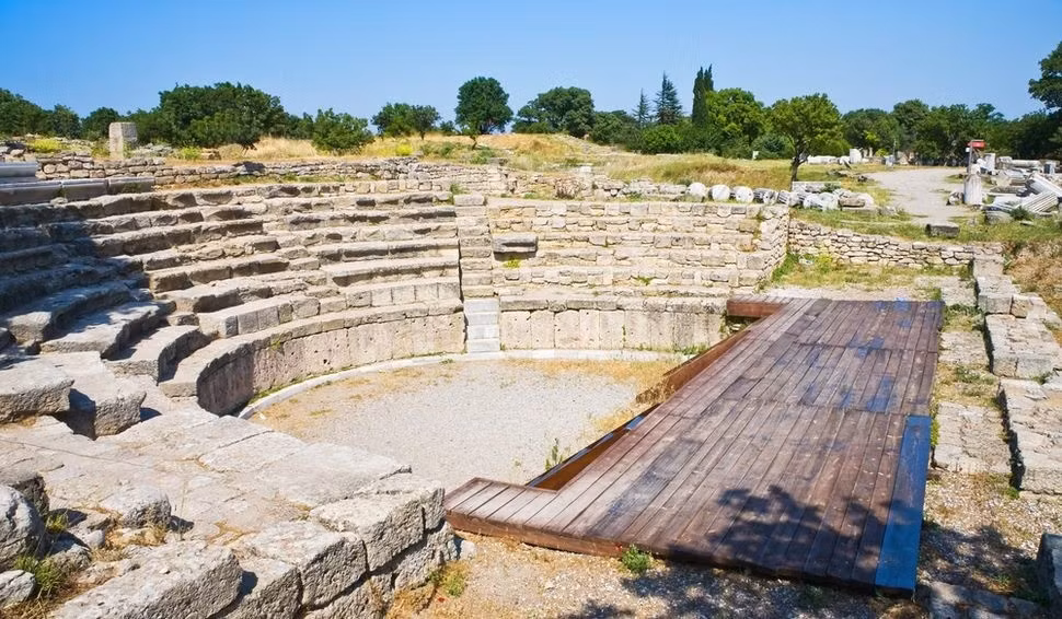 Những viên đá bắn ná được mài nhẵn để đạt khí động học hoàn hảo. Chúng là một trong những vũ khí chết chóc nhất của Thời Đồ đồng, có khả năng làm vỡ hộp sọ từ xa khi được bắn ra từ dây ná bằng da. Ảnh: Shutterstock.