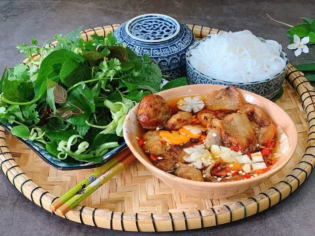 Điểm nhấn của bún chả chính là nước mắm chua ngọt được pha rất khéo, bên trong có đu đủ xanh và cà rốt cắt lát mỏng. Cách thưởng thức phổ biến nhất là gắp từng nắm bún nhỏ vào tô nước mắm chua ngọt bên trong có chả miếng và chả viên, ăn kèm các loại rau sống. Chính sự hòa quyện của các yếu tố như chả nướng thơm phức, bún tươi, nước chấm chua ngọt đậm vị và rau sống thanh mát sẽ đem đến cho bạn trải nghiệm ẩm thực khó quên.