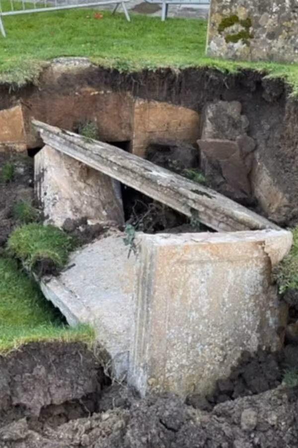 Ngôi mộ có niên đại từ thế kỷ 18 bị sụp đổ đã tạo ra một hố sâu khoảng 3,7m. Hiện các chuyên gia vẫn chưa thể xác định sự việc này có gây hư hại cho bất kỳ ngôi mộ nào xung quanh hay không hoặc liệu có nguy cơ xảy ra việc tương tự không. Ảnh: All Saints Church.