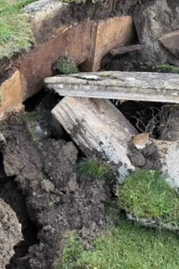 Tuy nhiên, khi nhìn kỹ, mọi người nhận ra rằng ngôi mộ mới bị sụp đổ đã được xây dựng trên một hầm mộ bí mật được đào sâu xuống lòng đất. Đây là sự việc cực kỳ hiếm gặp. Ảnh: All Saints Church.