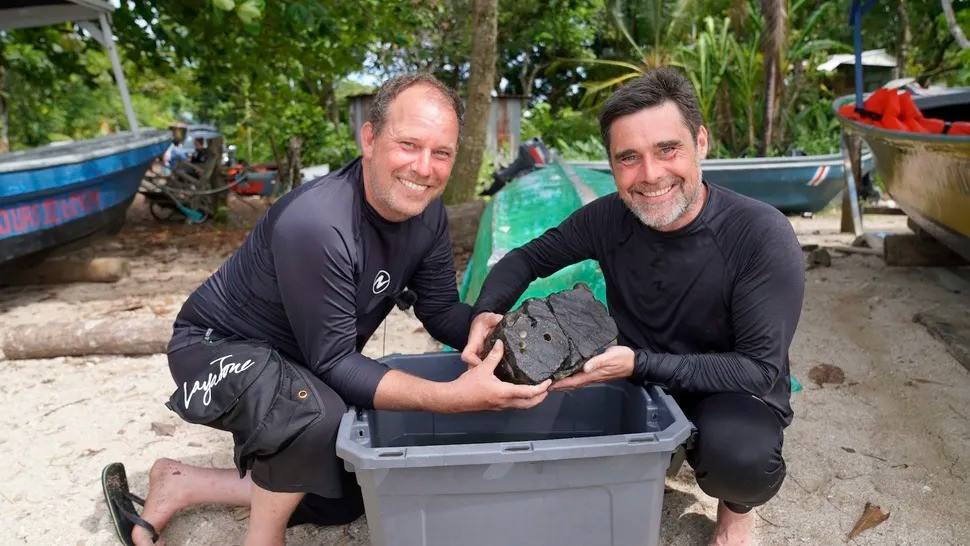 Gần đây, các chuyên gia có phát hiện tình cờ về những viên gạch màu vàng độc đáo gần một trong những xác tàu đắm. Khi điều tra sâu hơn về viên gạch và gỗ của tàu, họ xác nhận 2 tàu đắm thực sự là tàu chở nô lệ của Đan Mạch vào thế kỷ 18. Ảnh: John Fhær Engedal Nissen/The National Museum of Denmark.