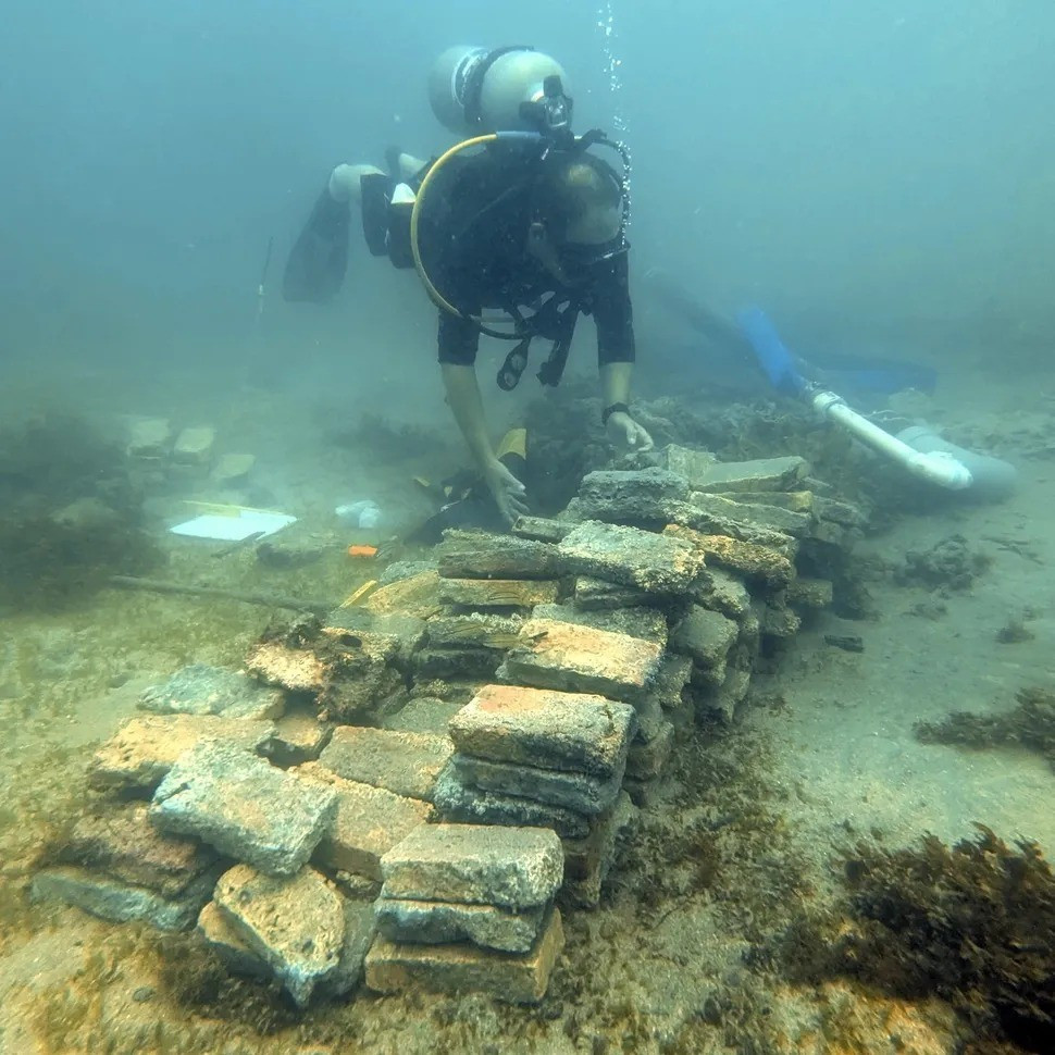 Nhóm nghiên cứu kiểm tra 2 xác tàu đắm nằm ở vùng nước nông ngoài khơi Công viên quốc gia Cahuita ở phía nam Costa Rica. Chúng đã được biết đến trong nhiều thập kỷ. Ảnh: Jakob Olling.