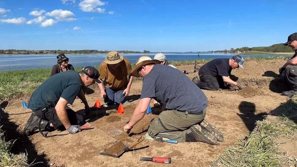 Birte Anspach, phát ngôn viên của Văn phòng Khảo cổ học Nhà nước Schleswig-Holstein, cho hay nếu mặt dây chuyền là hình ảnh một cây thánh giá thì "đó có thể là dấu hiệu ban đầu cho thấy quá trình Cơ đốc giáo hóa" ở khu vực này. Ảnh: ALSH.