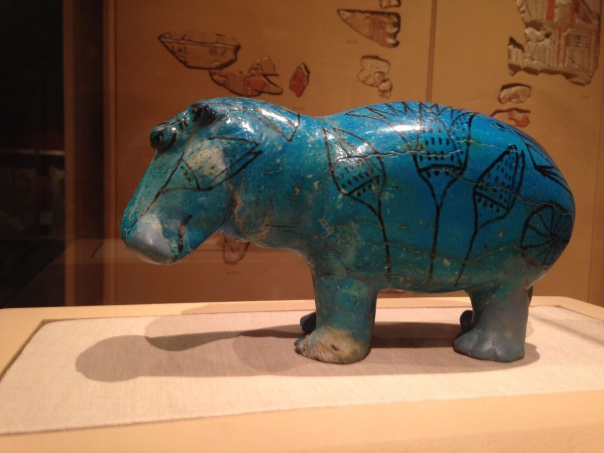 Bức tượng hà mã màu xanh có kích thước 20 x 11 cm. Vào thời điểm được phát hiện, 3 chân của nó đã bị mất và có thể đã bị cố tình bẻ gãy để ngăn sinh vật này gây ra hỗn loạn ở thế giới bên kia. Ảnh: ascholarlyskater.com.