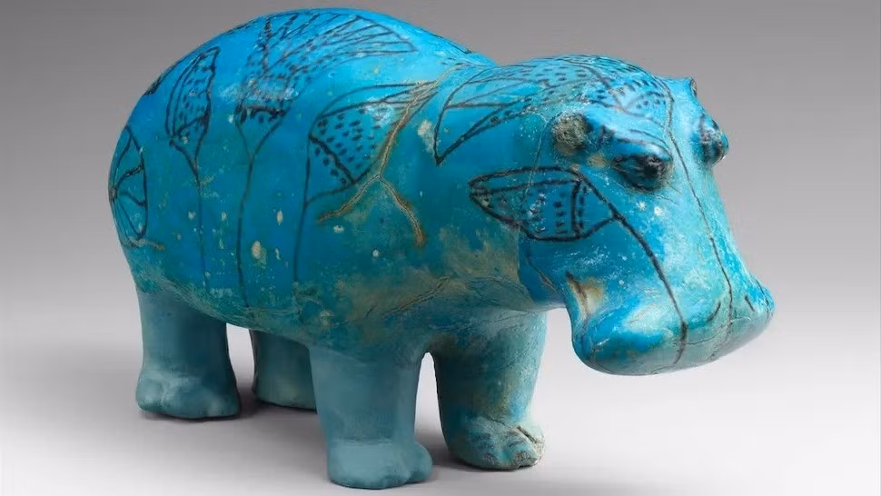 Được tìm thấy bên trong một đường hầm liên quan đến nhà nguyện lăng mộ ở Meir - nghĩa trang Ai Cập cổ đại nằm bên ngoài thành phố Asyut, bức tượng hà mã màu xanh lam có tên gọi "William the Hippo" được các chuyên gia xác định có niên đại gần 4.000 năm tuổi. Ảnh: Gift of Edward S. Harkness, 1917; Metropolitan Museum of Art; (CC0 1.0 UNIVERSAL Deed).