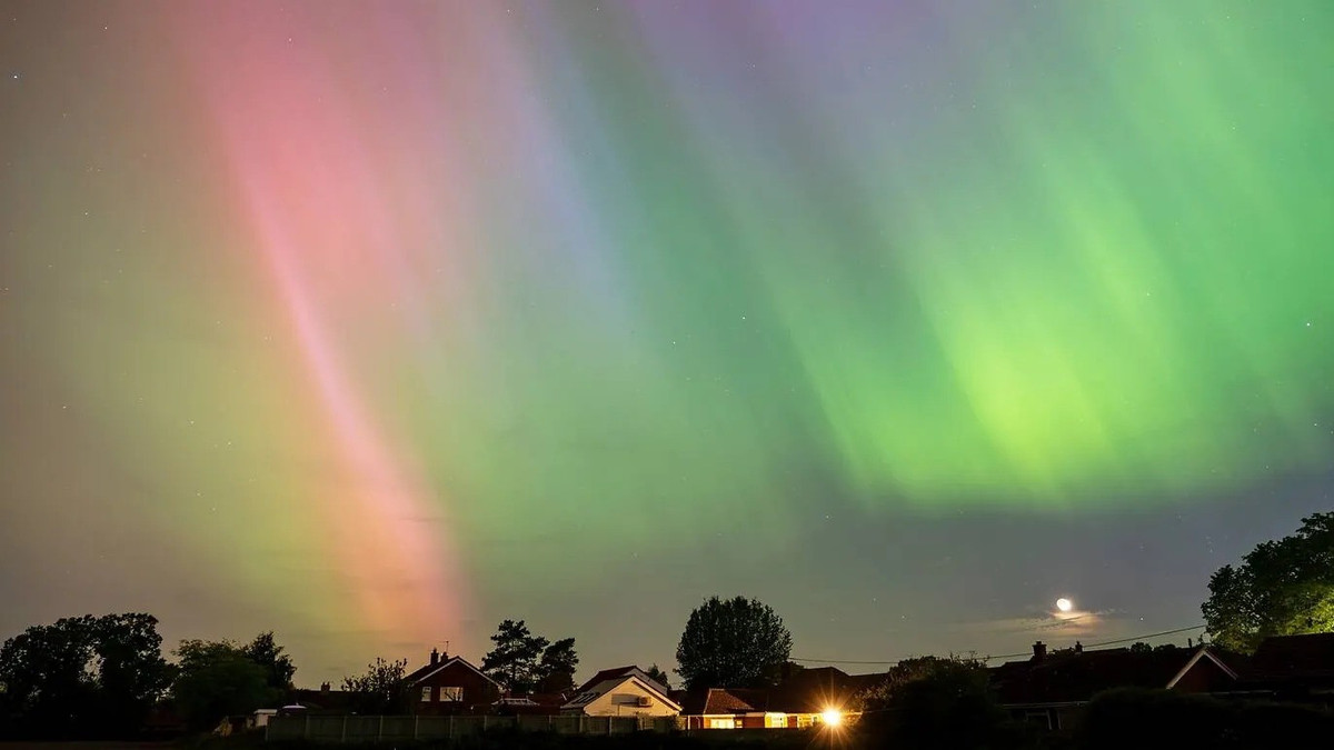Thời điểm lý tưởng nhất để quan sát cực quang thường rơi vào khoảng gần nửa đêm. Để có thể chiêm ngưỡng cảnh tượng kỳ thú này, người dân nên chọn những khu vực có không gian tối, ít ánh sáng đèn. Ảnh: Shutterstock.