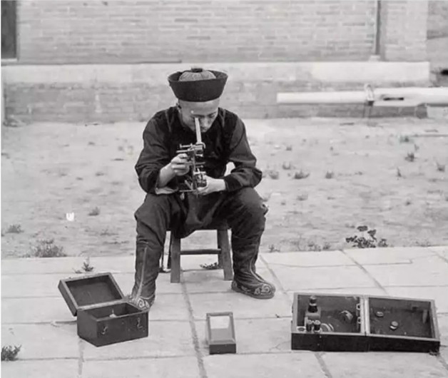 Bức ảnh ghi lại cảnh học viên của Hạm đội Bắc Dương đang học cách sử dụng thiết bị đo đạc. Hạm đội Bắc Dương được thành lập vào năm 1881, người sáng lập chính là Lý Hồng Chương, một đại thần của triều đình nhà Thanh. Chương trình học tại trường Hạm đội Bắc Dương thường kéo dài 5 năm, bao gồm các môn học chi tiết về địa lý, hình học, thiên văn học và sử dụng máy móc, thiết bị.