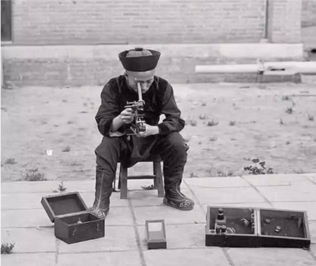 Bức ảnh ghi lại cảnh học viên của Hạm đội Bắc Dương đang học cách sử dụng thiết bị đo đạc. Hạm đội Bắc Dương được thành lập vào năm 1881, người sáng lập chính là Lý Hồng Chương, một đại thần của triều đình nhà Thanh. Chương trình học tại trường Hạm đội Bắc Dương thường kéo dài 5 năm, bao gồm các môn học chi tiết về địa lý, hình học, thiên văn học và sử dụng máy móc, thiết bị.