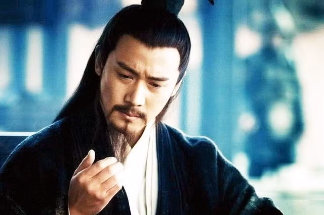 Tương truyền, trong một lần đi qua huyện Bình Nguyên (ngày nay thuộc tỉnh Sơn Đông), Lưu Bị gặp người đứng đầu huyện. Người này biết Lưu Bị dũng cảm, có tài và mưu trí nên tiến cử ông vào đội quân tiến đánh các tướng lĩnh của Hoàng Cân.