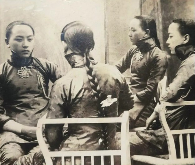 Một bức ảnh khác chụp một tiểu thư khuê các vào năm 1910. Bức ảnh thực chất là hình ảnh của cùng một người được phản chiếu qua nhiều chiếc gương khác nhau. Do thời bấy giờ chưa có công nghệ ghép ảnh nên để tạo ra những bức ảnh độc đáo, người ta thường sử dụng gương soi và gương méo để chụp ảnh, ghi lại những khoảnh khắc thú vị.