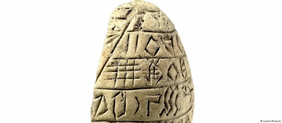 Chữ Elamite tuyến tính (Linear Elamite) là một trong những hệ thống chữ viết bí ẩn nhất nhân loại. Những ký tự hình thoi, hình vuông với các chấm và gạch ngang... đã được các nhà nghiên cứu phát hiện từ năm 1903 khi khai quật các di tích cổ ở thành phố Susa thuộc Tây Nam Iran. Ảnh: Louvre Museum.