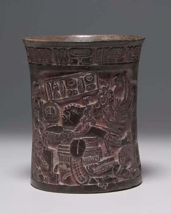 Nhà nhân chủng học pháp y Ellen Fricano thuộc Đại học Khoa học Y tế Western đã kiểm tra tình trạng các mảnh xương cổ xưa và phát hiện các vết cắt có thể được tạo ra bằng lưỡi dao sắc bén. Những vết cắt này có độ chính xác cao cho thấy đây là hành động có chủ đích chứ không phải ngẫu nhiên hoặc vết thương do chiến đấu. Ảnh: Gift of Mr. and Mrs. James C. Gruener.