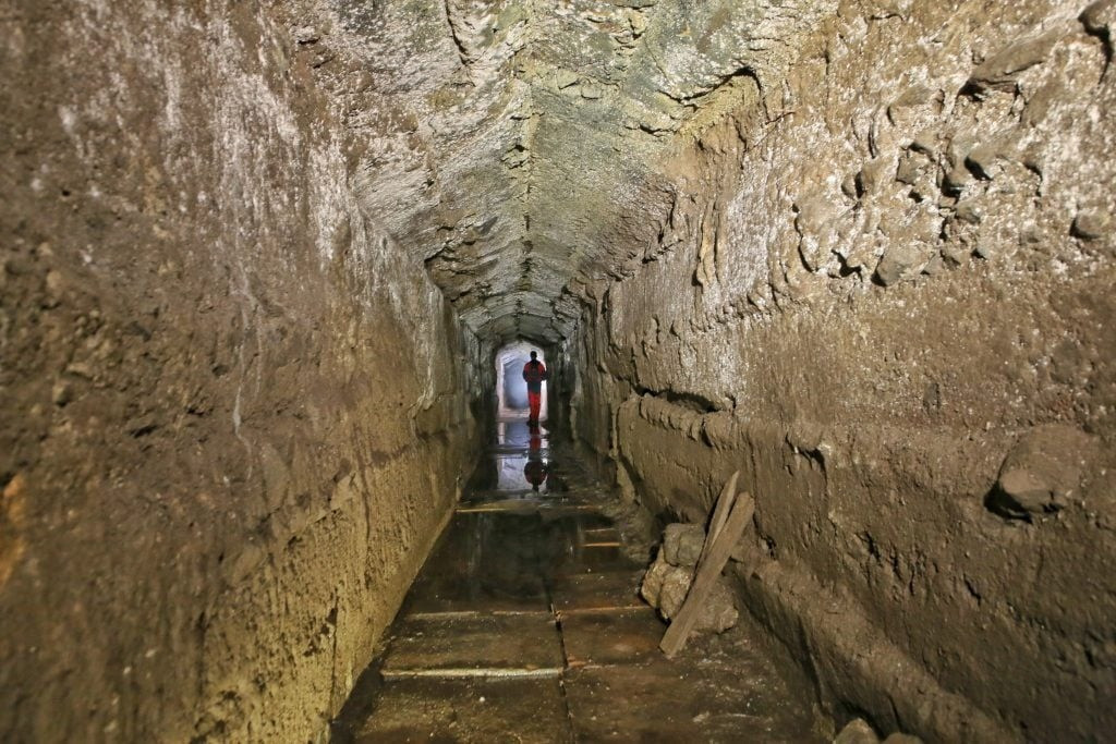 Quá trình trùng tu "Lối đi của Commodus" hoàn thành vào tháng trước. Theo đó, du khách có thể khám phá đường hầm cổ xưa gần như nguyên vẹn giống như 2.000 năm trước. Ảnh: Colosseum Archaeological Park.