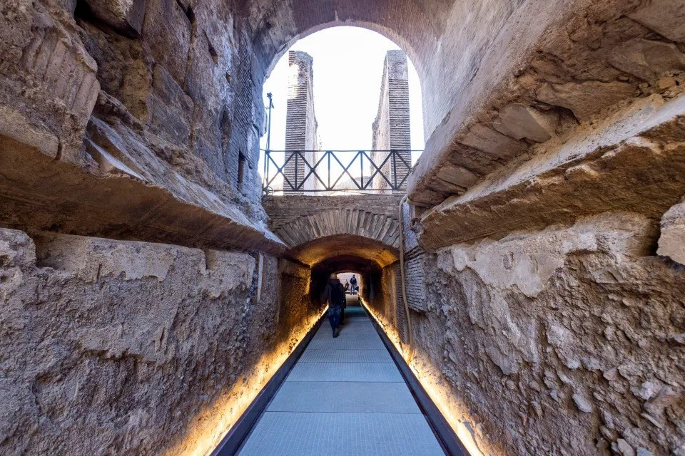 Hiện các chuyên gia vẫn chưa rõ chính xác đường hầm bắt đầu từ đâu nhưng cấu trúc này dẫn đến một phòng riêng bên trong Đấu trường La Mã - nơi các hoàng đế sử dụng để xem các trận đấu võ sĩ giác đấu và các sự kiện khác tại đây. Ảnh: EPA.