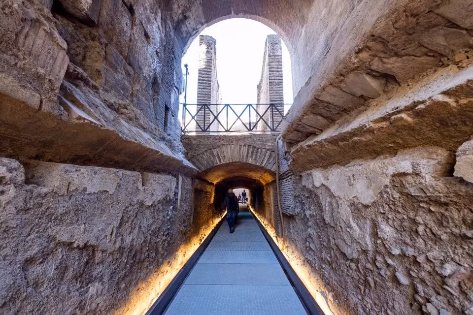 Hiện các chuyên gia vẫn chưa rõ chính xác đường hầm bắt đầu từ đâu nhưng cấu trúc này dẫn đến một phòng riêng bên trong Đấu trường La Mã - nơi các hoàng đế sử dụng để xem các trận đấu võ sĩ giác đấu và các sự kiện khác tại đây. Ảnh: EPA.