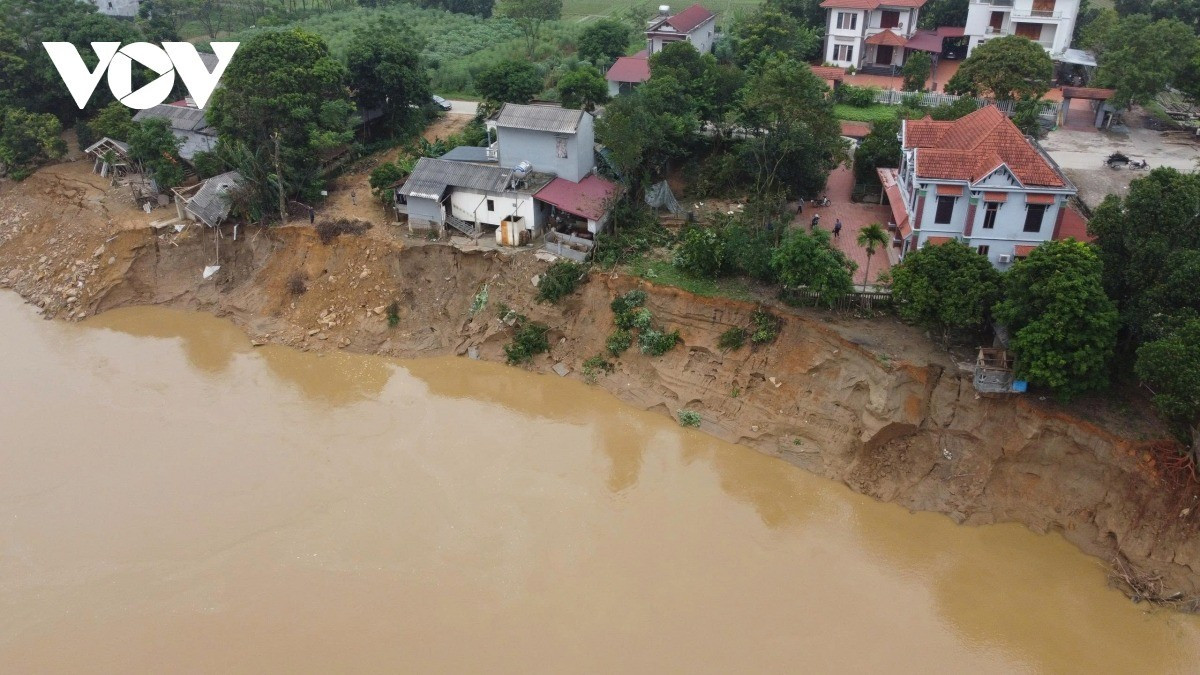 Ông Đỗ Quốc Hà, Chủ tịch UBND xã Dân Chủ cho biết, ngay sau khi phát hiện sạt lở, xã đã cử lực lượng túc trực, căng dây cảnh báo , vận động người dân di dời tài sản đến nơi an toàn, đồng thời báo cáo khẩn cấp lên các cơ quan chức năng của tỉnh để xin hỗ trợ và khảo sát kè chống sạt lở lâu dài.