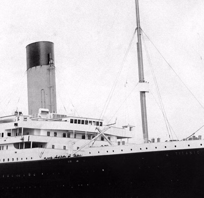 Là một trong 6 người làm nhiệm vụ gác trên đài quan sát của tàu Titanic với mỗi ca gồm 2 người làm việc trong 2 tiếng, ông Fleet đã nhanh chóng rung chuông và thông báo cho buồng lái: “Tảng băng trôi! Ngay phía trước!”. Theo đó, gần như ngay lập tức, con tàu Titanic được các thủy thủ cho chuyển hướng sang mạn trái. Ảnh: Wikimedia Commons.