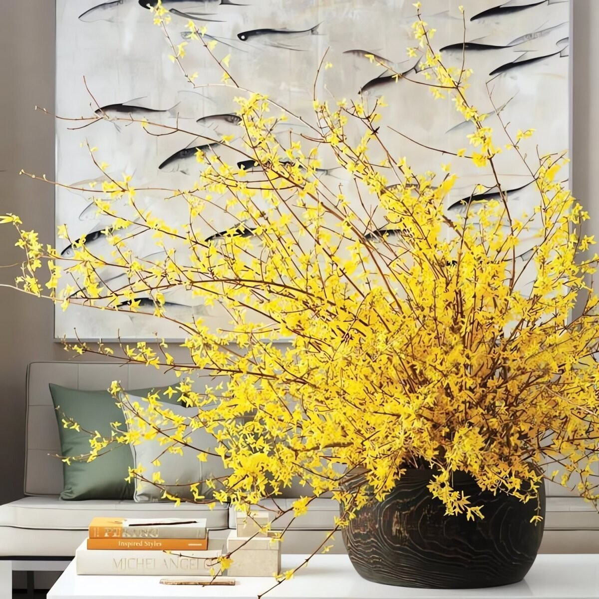 3. Từ châu Á đến phương Tây – hành trình đầy duyên dáng: Ban đầu, Forsythia được yêu thích tại Nhật Bản, Trung Quốc, Hàn Quốc, rồi theo chân các nhà thám hiểm đến châu Âu đầu thế kỷ 19. Không lâu sau, loài hoa này đã “chinh phục” các khu vườn ở Mỹ và Canada bằng vẻ đẹp tươi sáng và sức sống mãnh liệt.