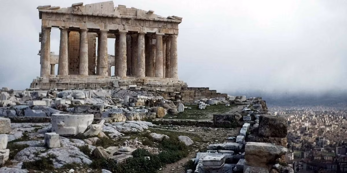 Vài tháng sau, ông Enrico nhận được thư gửi từ Olympia Vikatou, Giám đốc Cơ quan Khảo cổ Hy Lạp. Trong thư có viết rằng mảnh đá cẩm thạch là "một phần của máng xối đá cẩm thạch của một ngôi đền cổ, có lẽ là Hekatompedon, ngôi đền hoành tráng đầu tiên ở Acropolis". Ảnh: Ivan Dmitri/Michael Ochs Archives/Getty Image.