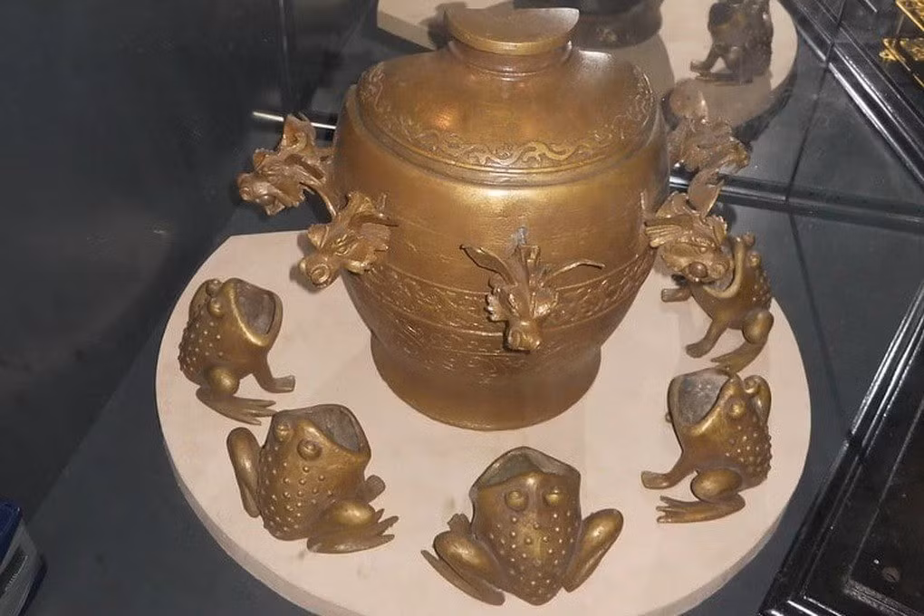 Một sáng chế nổi tiếng lịch sử nhân loại có tên "Hậu Phong Địa Động Dịch". Đây là thiết bị quan sát hướng và chấn động của mặt đất. Phát minh này do nhà sáng chế Trương Hành sống vào thời nhà Hán tạo ra. Ảnh: ETP.