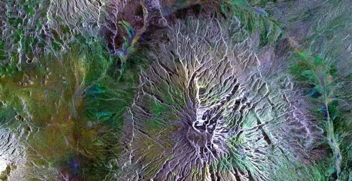 "Nhiều khả năng một khối lớn vật liệu nóng nổi lên từ sâu trong Trái đất đã thay thế lớp phủ ban đầu dưới EARS. Khi nó dâng lên và gặp thạch quyển rắn lạnh hơn, nó lan rộng, tạo ra đủ lực để làm nứt thạch quyển mỏng, dẫn đến hoạt động núi lửa mạnh mẽ trong vùng", nghiên cứu sinh sau tiến sĩ Chen cho hay. Ảnh: unn.ua.