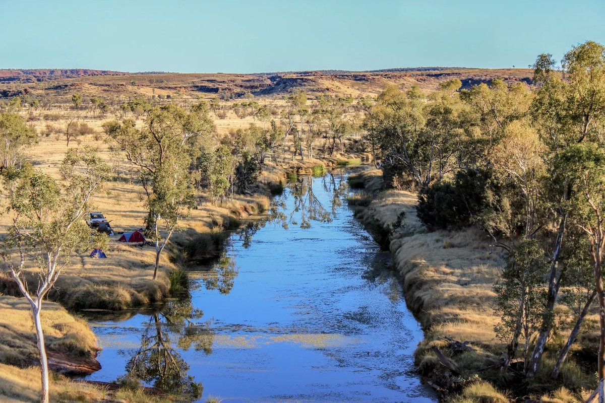 Qua đó, các chuyên gia ước tính tuổi của dòng sông Finke là khoảng 350 - 400 triệu năm tuổi. Ảnh: Rebecca Sullivan.